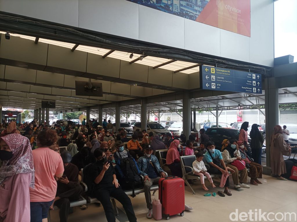 Suasana di Stasiun Pasar Senen menjelang Natal