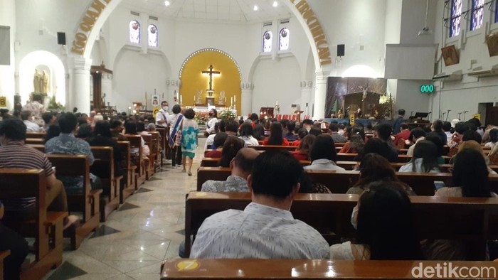 Suasana Gereja Katedral Semarang jelang ibadah malam Natal, Sabtu (24/12/2022).