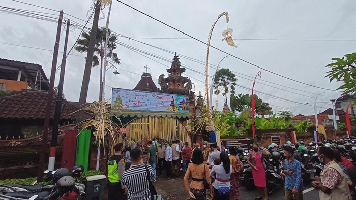 Suasana Gereja Katolik Santa Maria Immaculata menjelang pelaksanaan ibadah Malam Natal pada Sabtu (24/12/2022) sore. (chairul amri simabur/detikBali) Suasana Gereja Katolik Santa Maria Immaculata menjelang pelaksanaan ibadah Malam Natal pada Sabtu (24/12/2022) sore. (chairul amri simabur/detikBali)