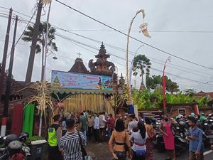 Berpakaian Adat Bali, Jemaat Gereja Katolik Immaculata Jalani Ibadah Natal