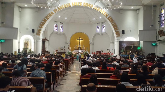 Suasana ibadah malam Natal di Gereja Katedral Semarang, Sabtu (24/12/2022).