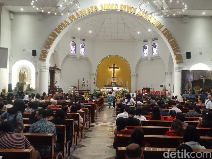 Suasana ibadah malam Natal di Gereja Katedral Semarang, Sabtu (24/12/2022).