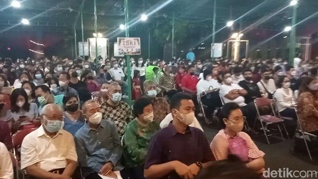 Suasana ibadah malam Natal di Gereja Katedral Semarang, Sabtu (24/12/2022).