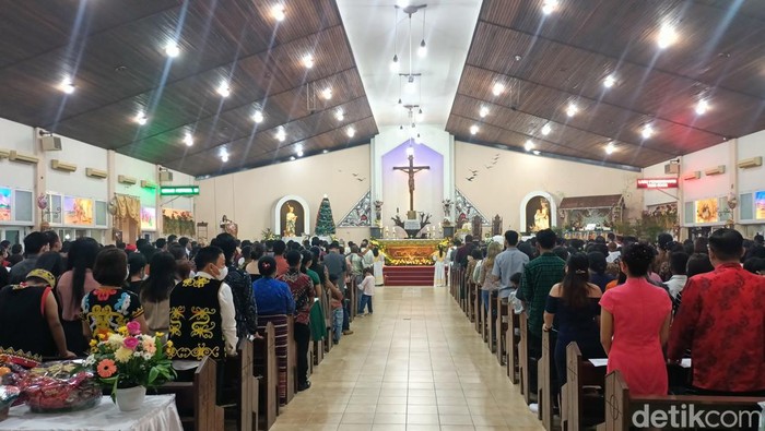 Suasana ibadah natal di Gereja Santo Lucas, Samarinda, Makassar.