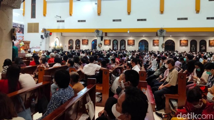 Suasana misa di Gereja Katolik Kristus Raja Surabaya Suasana misa di Gereja Katolik Kristus Raja Surabaya