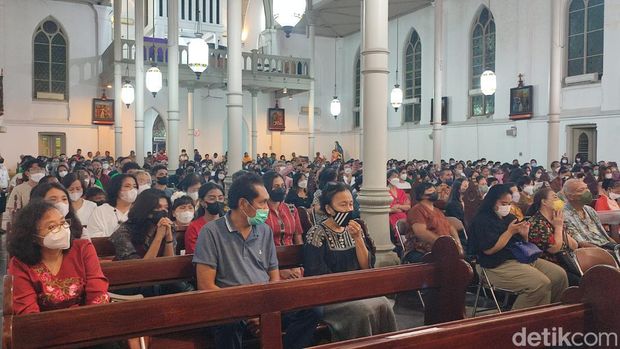Suasana misa Natal 2022 di Gereja Katedral Bogor (Rizky Adha Mahendra/detikcom)