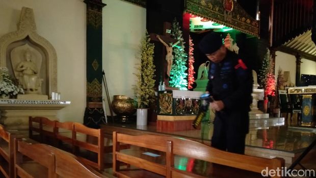 Suasana sterilisasi dari Satbrimob Polda DIY di Gereja HKTY Ganjuran, Bantul, Sabtu (24/12/2022). Tampak polisi melibatkan anjing pelacak dalam sterilisasi kali ini.