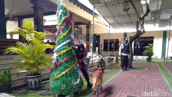 Suasana sterilisasi dari Satbrimob Polda DIY di Gereja HKTY Ganjuran, Bantul, Sabtu (24/12/2022). Tampak polisi melibatkan anjing pelacak dalam sterilisasi kali ini.