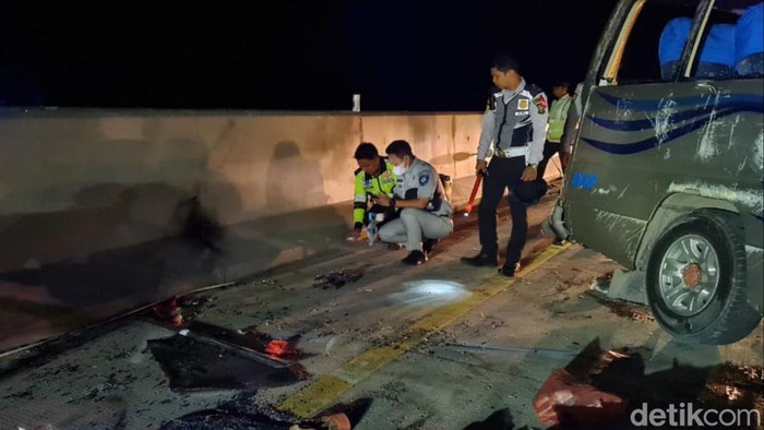 Tabrakan mobil di Tol Pekanbaru-Bangkinang.