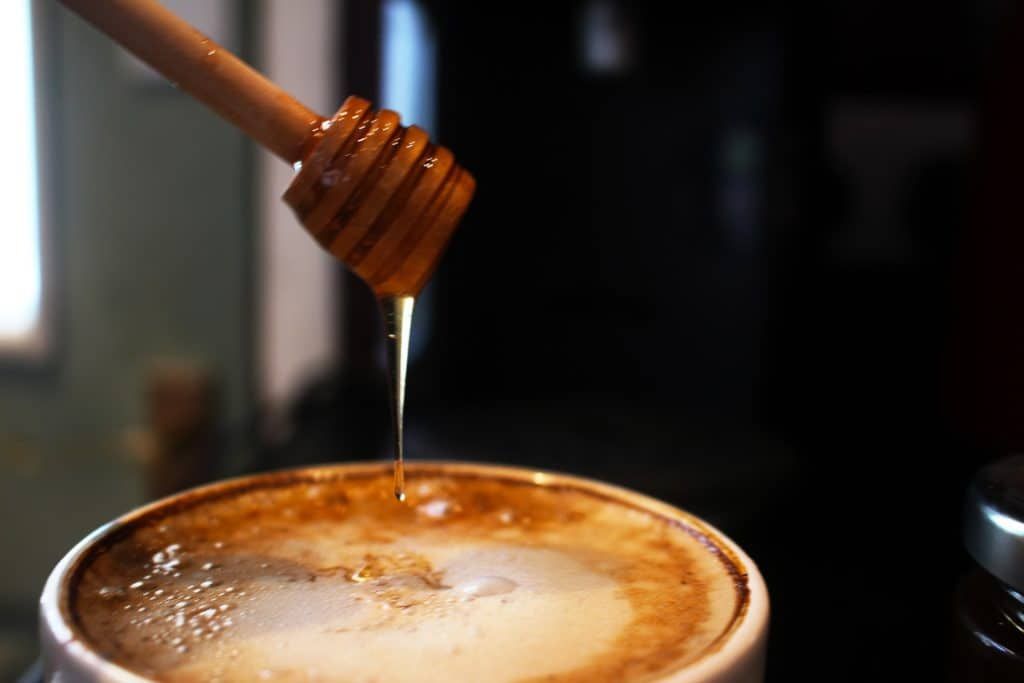 Tambahkan Madu ke Kopi untuk Dapatkan Rasa dan Manfaat Manis