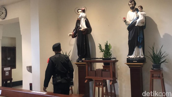 Tim Gegana Polda DIY menyisir Gereja Antonius Kotabaru Jogja jelang Misa Natal 2022. Foto diambil Sabtu (24/12/2022)