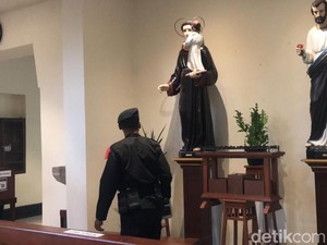 Tim Gegana Polda DIY Sisir Gereja Kotabaru-Pugeran Jogja Jelang Misa Natal