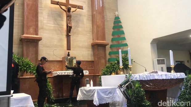 Tim Gegana Polda DIY menyisir Gereja Antonius Kotabaru Jogja jelang Misa Natal 2022. Foto diambil Sabtu (24/12/2022)