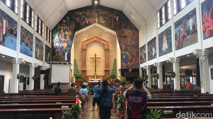 Tim Gegana Polda DIY menyisir Gereja Antonius Kotabaru Jogja Tim Gegana Polda DIY menyisir Gereja Antonius Kotabaru Jogja jelang Misa Natal 2022. Foto diambil Sabtu (24/12/2022)