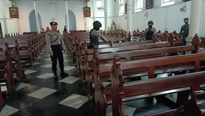 Tim Jibom Sterilisasi Gereja di Bogor
