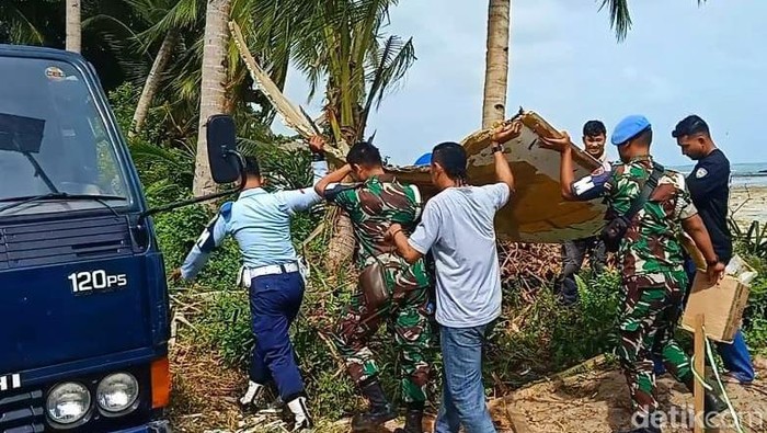 TNI AU mengevakuasi benda mirip puing pesawat yang ditemukan di pantai Natuna, Kepri.