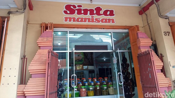 Toko oleh-oleh jajanan khas Cirebon.