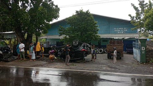 Toyota Fortuner tabrak pikap Daihatsu Grandmax di Jalan TGH Lopan, Desa Labuapi, Kecamatan Labuapi Lombok Barat, NTB, Sabtu (24/12/2022).