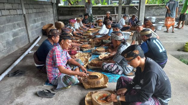 Tradisi Nasi Blabar serangkaian nyepi desa adat, di Desa Pacung, Buleleng, Bali, Jumat (23/12/2022).