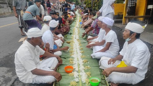 Tradisi Nasi Blabar serangkaian nyepi desa adat, di Desa Pacung, Buleleng, Bali, Jumat (23/12/2022).