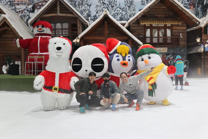 Trans Snow World menghadirkan The Frosty Parade yang mengajak traveler untuk menyaksikan parade dari The Snow Crew, para icon khas Trans Snow World