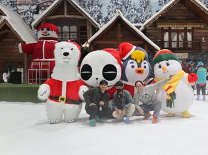 Brrr... Ayuk Main Salju dan Menari di Trans Snow World