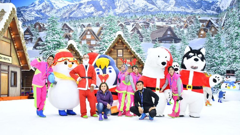 Trans Snow World Surabaya Trans Snow World Surabaya menyongsong momen liburan akhir tahun dengan menghadirkan The Frosty Parade. Pengunjung diajak menyaksikan parade dari The Snow Crew.