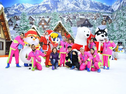 Trans Snow World Surabaya menyongsong momen liburan akhir tahun dengan menghadirkan 'The Frosty Parade'. Pengunjung diajak menyaksikan parade dari The Snow Crew.