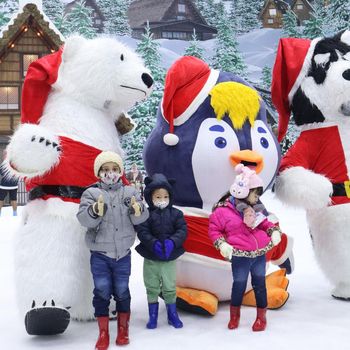 Trans Snow World Surabaya menyongsong momen liburan akhir tahun dengan menghadirkan 'The Frosty Parade'. Pengunjung diajak menyaksikan parade dari The Snow Crew.