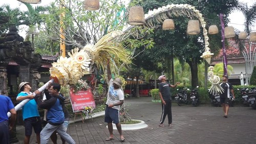 Umat Katolik di Desa Tuka, Kecamatan Kuta Utara, Badung, Bali, pada Jumat (24/12/2022) bergotong-royong membuat penjor menyambut Natal. (Agus Eka)