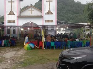 Hujan Lebat-Angin Kencang Warnai Ibadat Natal di Labuan Bajo