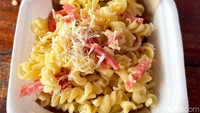 Jika suka yang lebih creamy, bisa memesan pasta carbonara. Jenis pastanya bisa dipilih sendiri. Detikfood mencoba pasta jenis fusilli. Foto: Detikcom