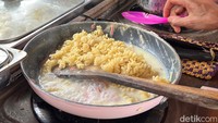 Seperti ini proses memasak fusilli carbonara. Saus carbonara yang sudah disiapkan pak Saleh sebelumnya akan dimasak kembali bersama fusilli. Foto: Detikcom