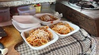 Menu andalan lain di penjual makanan Italia kaki lima ini adalah spaghetti bolognese. Biasanya seorang pelanggan bisa langsung pesan lebih dari 1 porsi. Foto: Detikcom