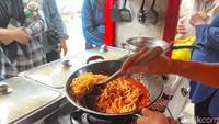 Pak Saleh akan lebih banyak membuat porsi spaghetti bolognese karena ini juga menjadi menu favorit. Foto: Detikcom