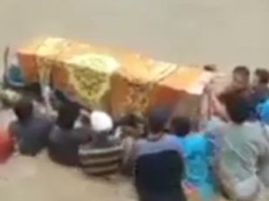 Warga di Polman Nekat Terobos Sungai Meluap demi Seberangkan Jenazah