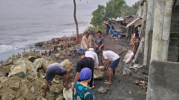 Warga menyediakan secara pribadi bantu bronjongan untuk menahan ombak agar tidak masuk ke halaman rumah. (Ahmad Viqi/detikBali.)