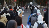 Antrean ujian masuk pascasarjana nasional Cina yang mengular panjang di Nanjing, Provinsi Jiangsu, Cina. Profesor di Institut Pendidikan Universitas Tsinghua Luo Yan, mengatakan studi pascasarjana telah menjadi tolok ukur baru untuk seleksi bakat. Chen Zhiwen, pemimpin redaksi portal pendidikan online EOL, mengatakan tekanan pekerjaan tetap menjadi alasan utama antusiasme mahasiswa dalam mengejar studi pascasarjana, karena banyak pemberi kerja telah menggunakan gelar master sebagai persyaratan masuk untuk mempekerjakan karyawan baru. Beberapa pemerintah daerah bahkan mengaitkan latar belakang akademis dengan pemberian pangkat administratif, dan mahasiswa dengan gelar yang lebih tinggi dapat memperoleh posisi pemerintah yang lebih tinggi, katanya. (Foto: Future Publishing via Getty Image/Future Publishing)