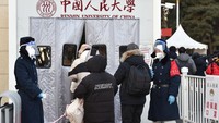 Peserta ujian masuk pascasarjana mengantre di gerbang khusus yang hasil tes PCR-nya positif COVID di Renmin University, Cina. Kementerian Pendidikan Cina mengatakan peserta ujian yang dimulai pada Sabtu kemarin itu naik 170 ribu orang dibanding tahun sebelumnya. Total peserta ujian masuk tahun ini 4,74 juta orang, meningkat dibanding tahun lalu dengan 4,57 juta peserta. Tahun 2021 lalu, 4,57 juta peserta itu memecahkan rekor, naik 800 ribu peserta dibanding tahun sebelumnya, demikian dilansir CGTN. (Foto: Future Publishing via Getty Image/Future Publishing)