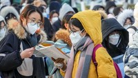 Peserta ujian masuk pascasarjana mengantre sambil belajar materi ujian di Jinan, Provinsi Shandong, Cina. Dilansir Global Times, mengapa anak muda Cina menggebu dalam mengejar pendidikan lebih tinggi lagi karena alasan pasar kerja yang sengit. Melansir Laporan Tahunan Ketenagakerjaan Lulusan Universitas Cina 2022, nyaris 20% lulusan sarjana melanjutkan pendidikan ke pascasarjana. Sementara itu beberapa lulusan sarjana condong untuk mencari peluang kerja yang stabil dan bertahan lama karena proporsi lulusan sarjana yang mempersiapkan diri untuk ujian PNS meningkat dua kali lipat dalam 5 tahun. (Foto: Future Publishing via Getty Imag/Future Publishing)
