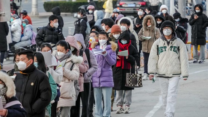 YANTAI, CHINA - DECEMBER 24, 2022 - Candidates wait in line for the 2023 national postgraduate entrance exam at a test center in Yantai, East Chinas Shandong province, Dec. 24, 2022. (Photo credit should read CFOTO/Future Publishing via Getty Images)