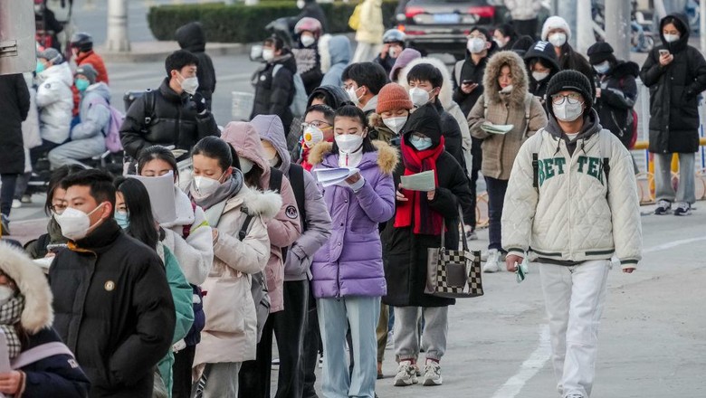 1245807167 YANTAI, CHINA - DECEMBER 24, 2022 - Candidates wait in line for the 2023 national postgraduate entrance exam at a test center in Yantai, East Chinas Shandong province, Dec. 24, 2022. (Photo credit should read CFOTO/Future Publishing via Getty Images)