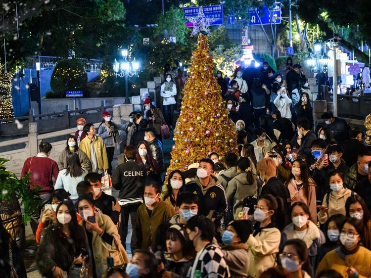 Potret Warga China Rayakan Natal di Tengah Badai COVID-19