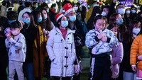 Natal di China tahun ini berbeda dari tiga tahun sebelumnya. Hal ini lantaran China melonggarkan aturan pembatasan atau Zero-COVID. (Foto: Anadolu Agency via Getty Images/Anadolu Agency)