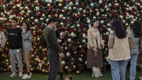 Dikutip dari South China Morning Post, warga di sana tetap merayakan Natal dengan antusias. Terlihat banyak restoran dan tempat-tempat yang menyediakan nuansa Natal. (Foto: NurPhoto via Getty Images/NurPhoto)