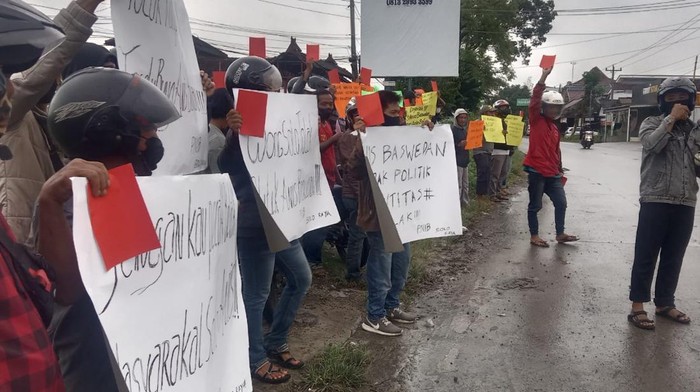 Aksi demo menolak kedatangan Anies Baswedan di Kota Solo, Minggu (25/12/2022).