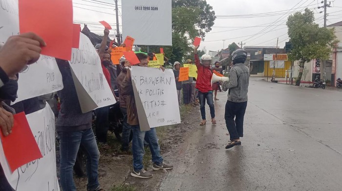 Aksi demo menolak kedatangan Anies Baswedan di Kota Solo, Minggu (25/12/2022).