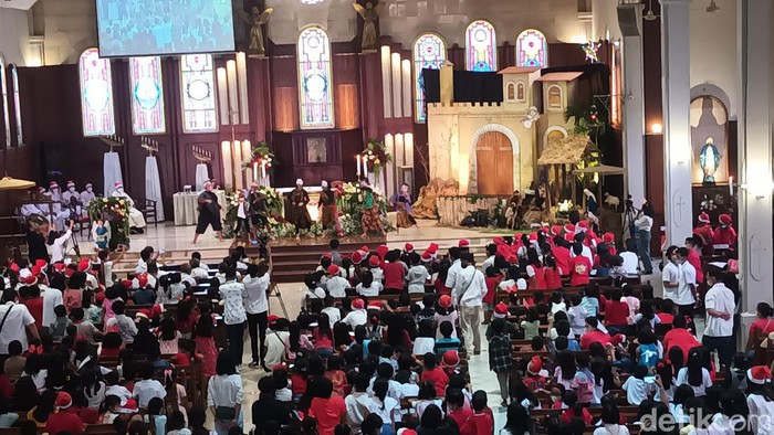 Anak-anak merayakan Natal di Gereja Purbayan, Solo, Minggu (25/12/2022).
