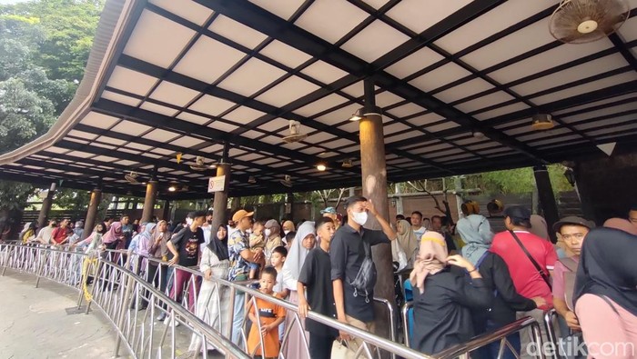 Antrean di wahana Dufan, Ancol saat Natal 2022