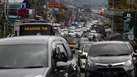 Belasan ribu kendaraan wisatawan yang ada di kawasan Puncak diprediksi akan kembali ke arah Jakarta hari mulai siang tadi.